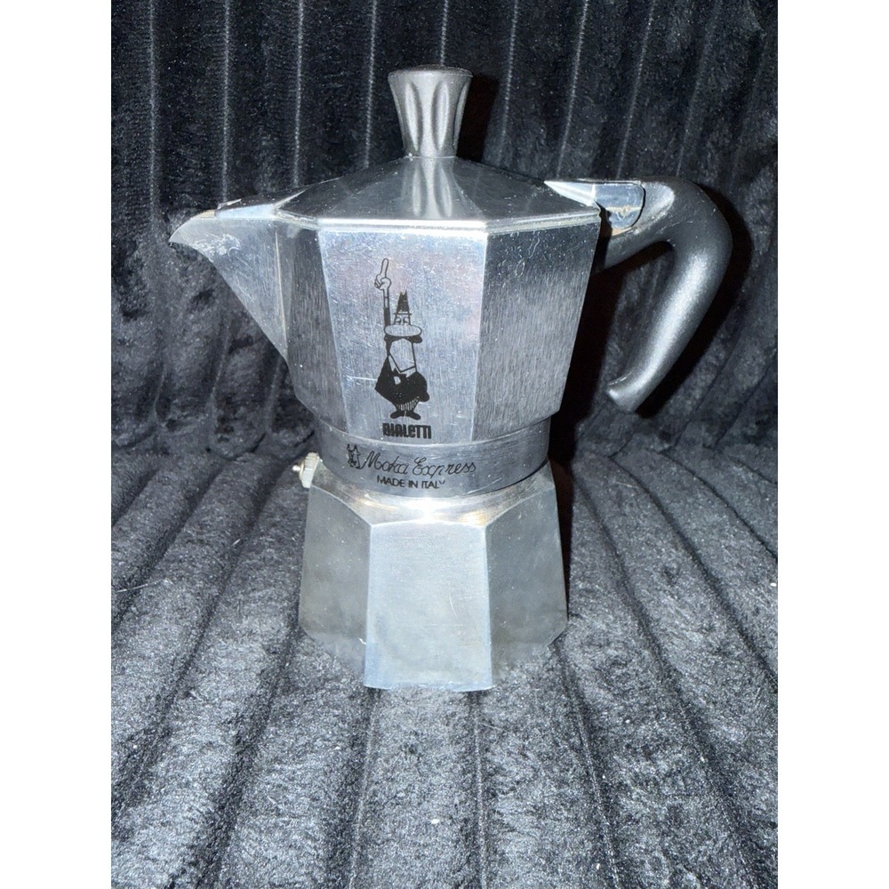 Bialetti Moka Express - Stovetop Espresso Maker - 3 Cup